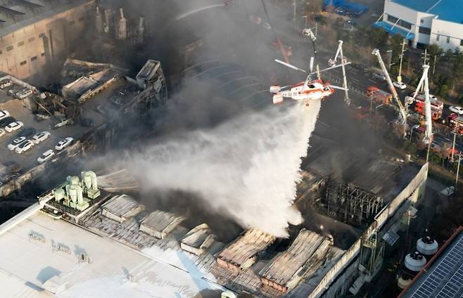 대전서 공장 화재 발생 - 20일 오후 대전 대덕구 문평동 한 자동차부품 제조 공장에서 불이나 소방 당국이 진화에 나서고 있다. 2026.3.20 연합뉴스