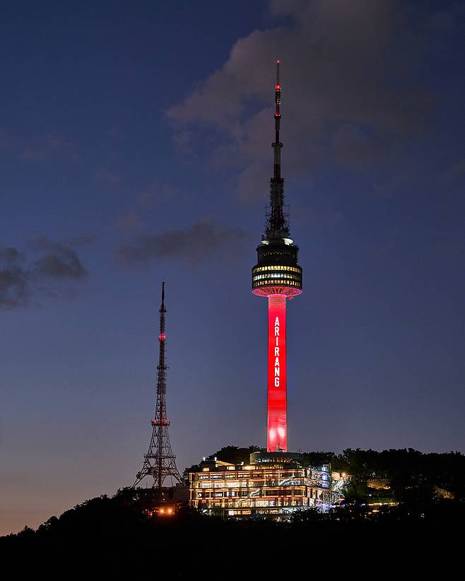 BTS의 신보 정규 5집 앨범명인 ‘아리랑’이 남산타워 기둥에 쓰인 모습 조감도. 사진 제공=빅히트 뮤직