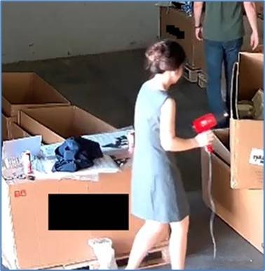 엔비디아 칩 중국 밀반입에 연루된 동남아시아 회사 관계자가 헤어드라이어로 미국산 서버에 붙은 라벨 스티커를 떼고 있다. 사진 제공=미 법무부