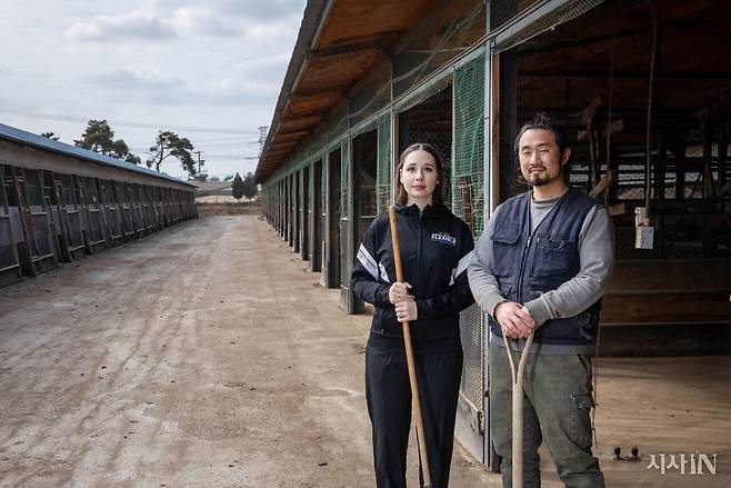 경기도 화성시 산안마을 농부 이경묵씨(오른쪽)와 아내 세레나 씨가 예방적 살처분으로 텅 빈 양계장에 앞에 서 있다. ⓒ시사IN 김흥구