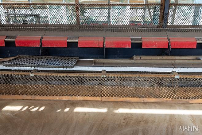 계장 내 닭들이 알을 낳는 장소인 난상. 재입식을 준비하기 위해 깨끗이 비워두었다. ⓒ시사IN 김흥구