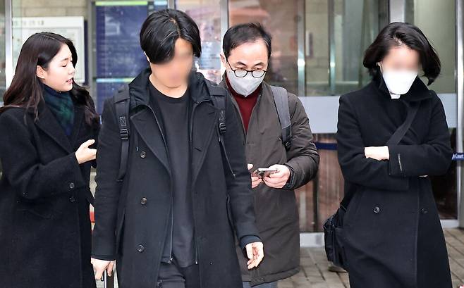 '대통령 관저 이전 특혜 의혹'의 핵심 인물인 김오진 전 국토교통부 차관이 2025년 12월16일 서초구 서울중앙지방법원에서 열린 구속 전 피의자 심문(영장실질심사)을 마치고 나와 구치소로 향하고 있다. ⓒ연합뉴스