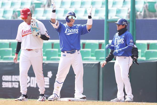삼성 최형우(가운데)가 17일 인천 SSG와 시범경기서 안타를 쳐낸 뒤 세리머니를 하고 있다. 사진제공｜삼성 라이온즈