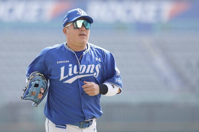 삼성 최형우가 17일 인천 SSG와 시범경기서 수비를 마친 뒤 덕아웃을 향하고 있다. 사진제공｜삼성 라이온즈