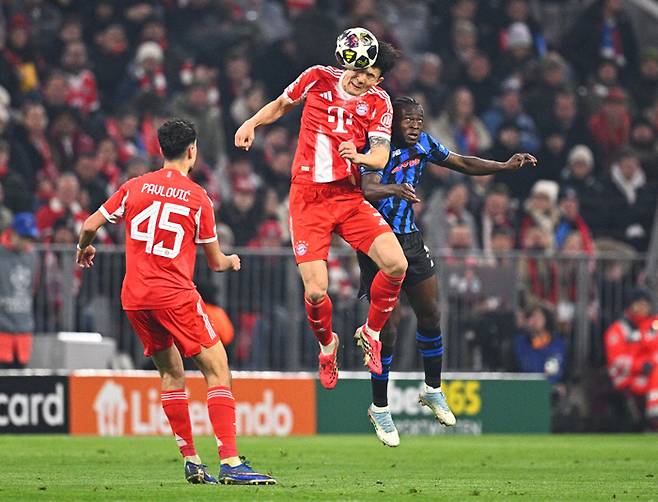 바이에른 뮌헨의 김민재가 19일 아탈란타와의 UCL 16강 2차전 홈경기에서 공중 볼을 헤더로 걷어내고 있다. AP연합뉴스