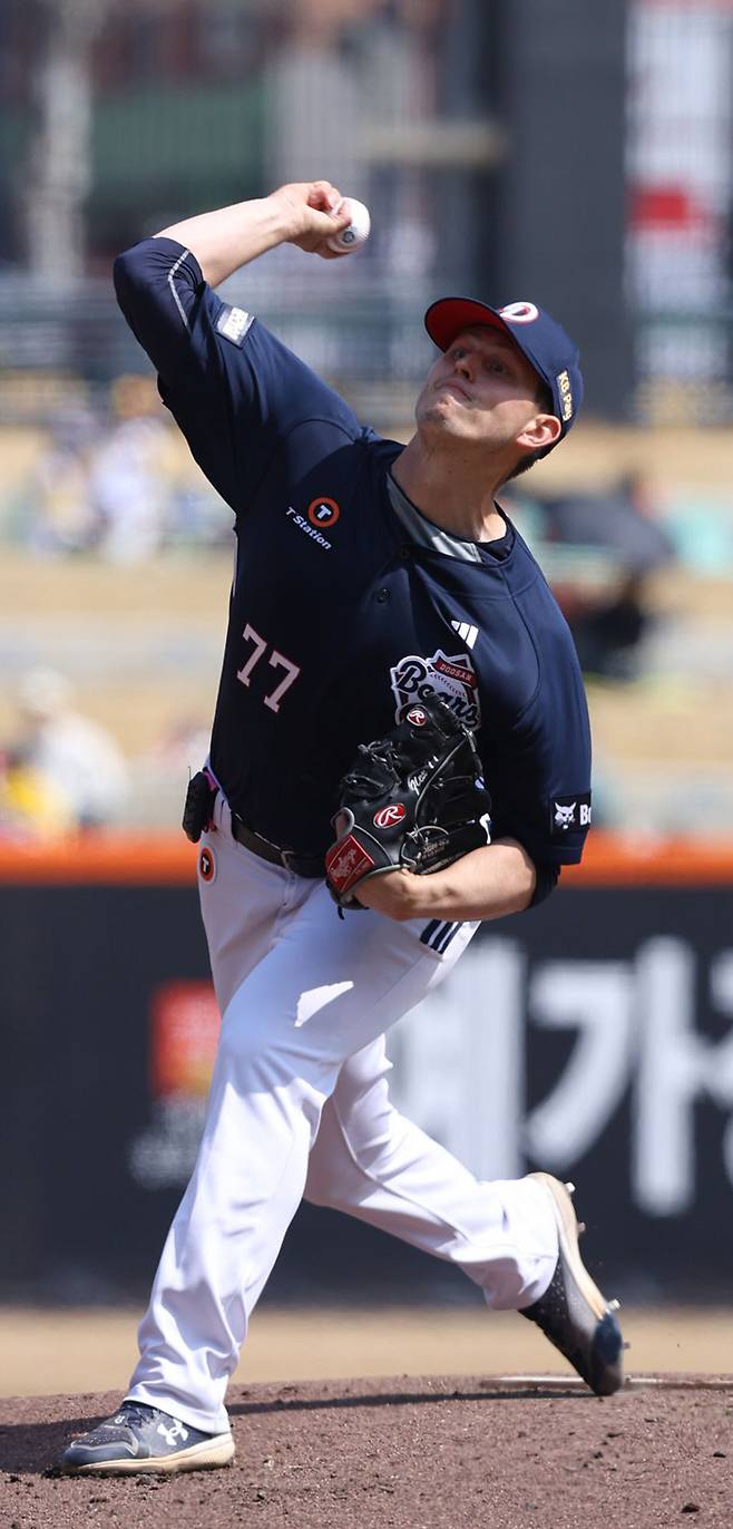 두산 플렉센이 지난 17일 대전한화생명볼파크에서 열린 한화전에 선발 등판해 투구하고 있다. 두산 베어스 제공