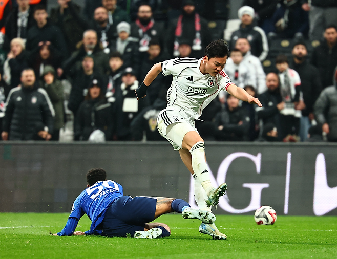 오현규가 20일 카심파사전에서 오른발 슈팅을 날리고 있다. 베식타스 SNS