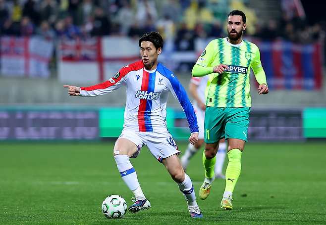 크리스털 팰리스 가마다가 20일 UECL 16강 2차전에서 드리블하고 있다. 팰리스 리포트 SNS