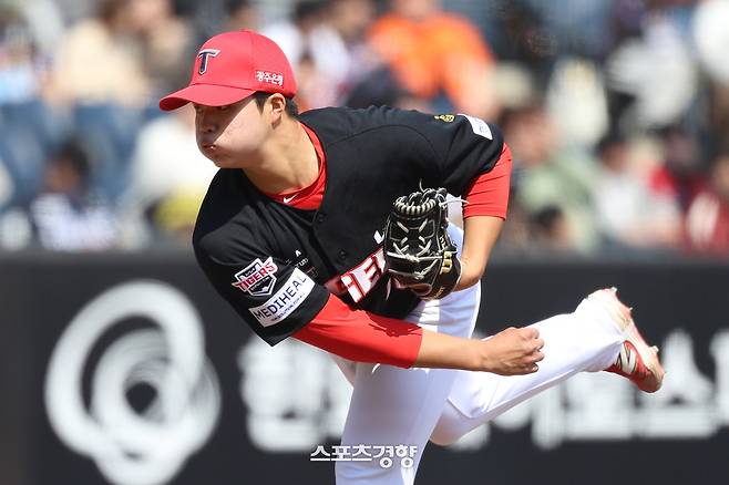 KIA 김태형이 20일 한화와 시범경기에 선발 등판해 힘껏 투구하고 있다. KIA 타이거즈 제공