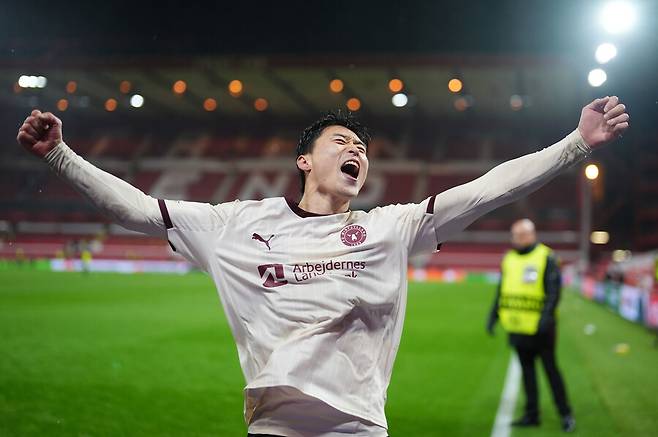 ▲ 이번 패배로 FC 미트윌란의 유럽 무대 도전은 16강에서 멈춰 섰다. 1차전 승리의 기세를 끝내 이어가지 못한 채 안방에서 탈락의 고배를 들이킨 미트윌란은 영웅이던 조규성의 실축이 뼈아팠다. ⓒ연합뉴스/AP