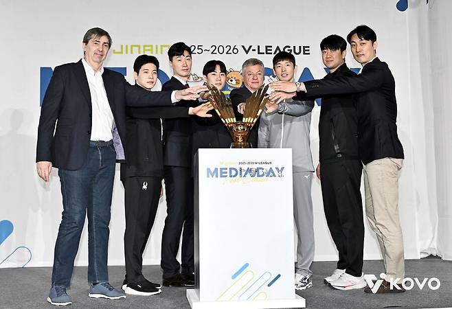 ▲ 왼쪽부터 V리그 포스트시즌 미디어데이에 참가한 현대캐피탈 필립 블랑 감독과 황승빈, 우리카드 박철우 감독대행과 한태준, 대한항공 헤난 달 조토 감독과 한선수, KB손해보험 나경복과 하현용 감독대행 ⓒKOVO