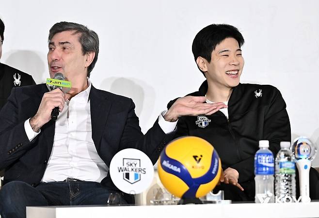 ▲ 왼쪽부터 현대캐피탈 필립 블랑 감독, 황승빈 ⓒKOVO