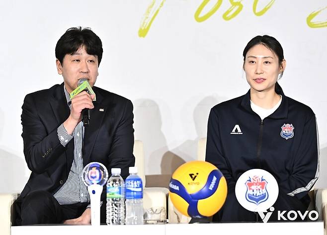 ▲ 왼쪽부터 김종민 감독, 배유나 ⓒKOVO