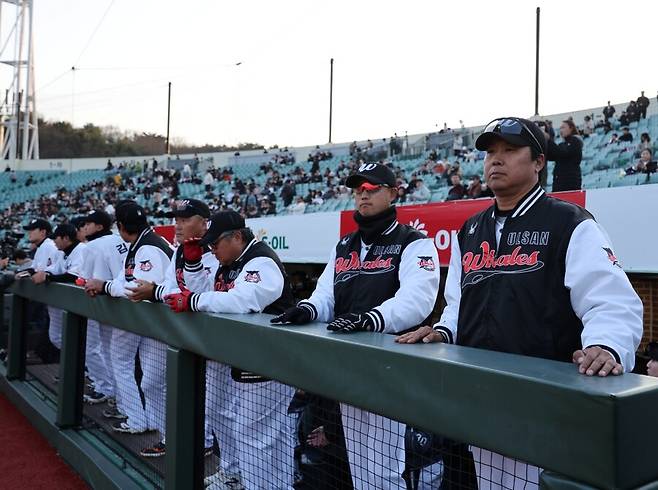 ▲ 장원진 감독(오른쪽)과 울산 웨일즈 선수단 ⓒ연합뉴스