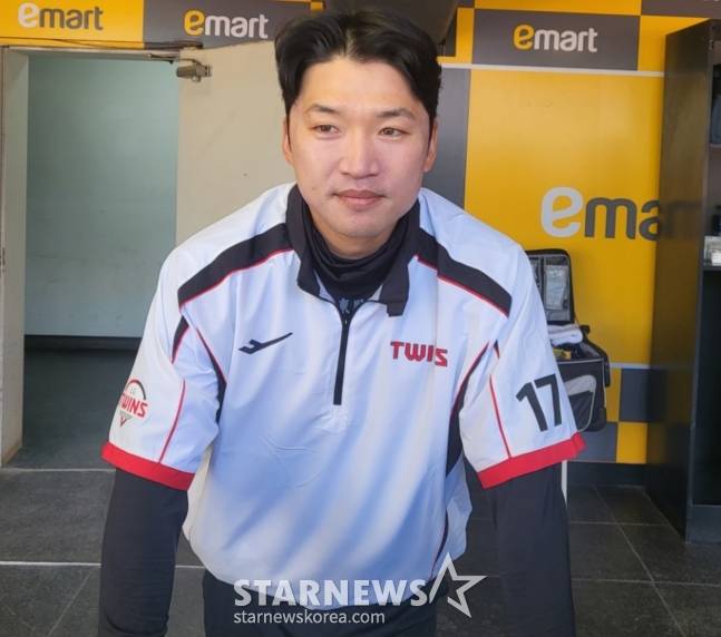 LG 박해민이 19일 SSG와 시범경기를 앞두고 취재진과 인터뷰를 하고 있다. /사진=안호근 기자