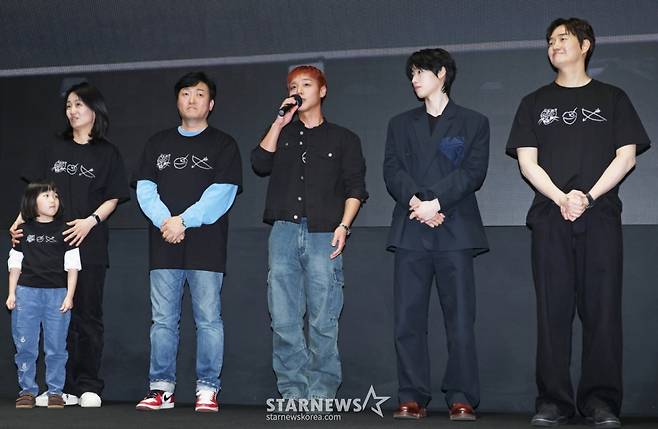 배우 김수진, 이준혁, 박지훈, 김민, 유지태가 17일 오후 서울 강남구 메가박스 코엑스에서 진행된 영화 '왕과 사는 남자' 천만돌파 감사 무대인사 행사에 참석해 인사를 하고 있다. /2026.03.17 /사진=이동훈 photoguy@