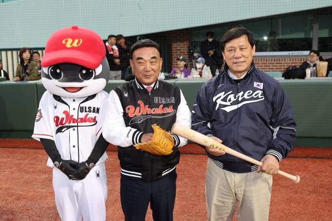 김두겸 울산광역시장(가운데)과 허구연 KBO 총재(오른쪽)가 20일 울산 문수야구장에서 열린 2026 메디힐 KBO 퓨처스리그 개막전에서 첫 시구와 시타를 맡았다. /사진=울산 웨일즈 제공