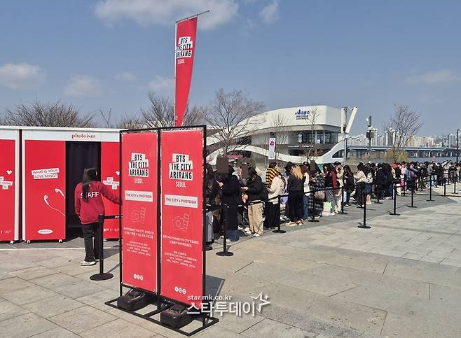 방탄소년단 5집 ‘아리랑’ 발매 기념 팝업 행사가 여의도 한강공원에서 열렸다. 콘텐츠를 즐기기 위해 줄 서 있는 팬들. 사진ㅣ지승훈 기자