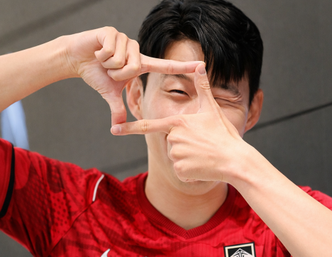 손흥민이 축구대표팀 새 유니폼 입은 모습. AI 합성물