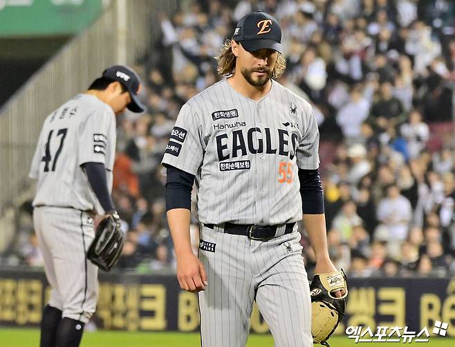 라이언 와이스(휴스턴 애스트로스)가 미국 플로리다주 웨스트팜비치의 캑타이파크 오브 더 팜 비치에서 열린 2026 미국 메이저리그(MLB) 뉴욕 메츠와의 시범경기에 구원 등판해 ⅔이닝 2피안타 4볼넷 3실점을 기록했다. 최고구속은 96.7마일(약 156km/h)이 찍혔다. 와이스의 한화 시절 모습. 엑스포츠뉴스 DB