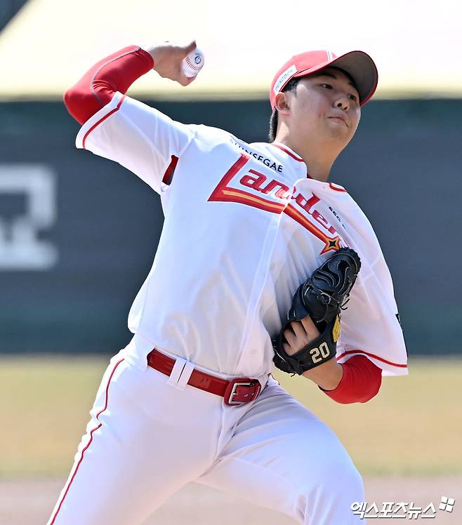 20일 오후 인천SSG랜더스필드에서 열린 '2026 신한 SOL Bank KBO리그' LG 트윈스와 SSG 랜더스의 시범경기, 1회초 SSG 선발투수 김민준이 공을 힘차게 던지고 있다. 인천, 김한준 기자