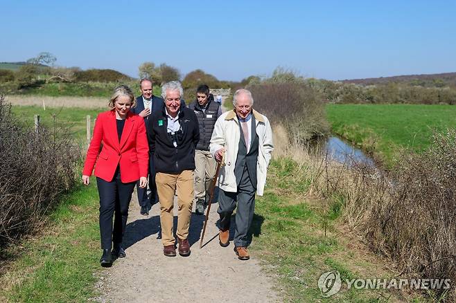 찰스 3세가 19일(현지시간) 자신의 이름을 딴 해안길의 세븐시스터스 구간을 걷고 있다 [로이터 연합뉴스. 재판매 및 DB 금지]