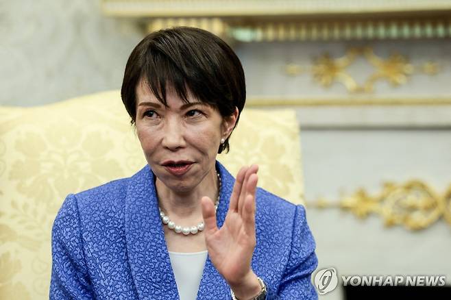 도널드 트럼프 대통령과 회담하는 다카이치 일본 총리 (워싱턴 로이터=연합뉴스) 다카이치 사나에 일본 총리가 19일(현지시간) 백악관에서 열린 미일 정상회담에서 발언하고 있다.