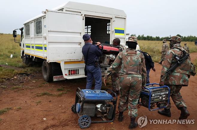 남아프리카공화국 란드폰테인에서 군인들이 불법 광업 장비를 압수해 트럭에 싣고 있다. [로이터=연합뉴스 자료사진. 재판매 및 DB 금지]