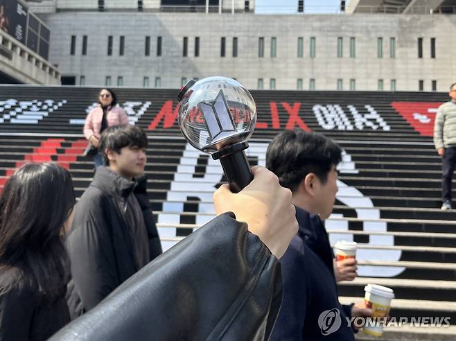 세종문화회관 앞 BTS 응원봉 (서울=연합뉴스) 이진주 인턴기자 = 지난 16일과 17일 광화문역 근처 세종문화회관 계단에서 외국인이 응원봉을 들고 있다. 2026.3.17 [촬영 이진주]