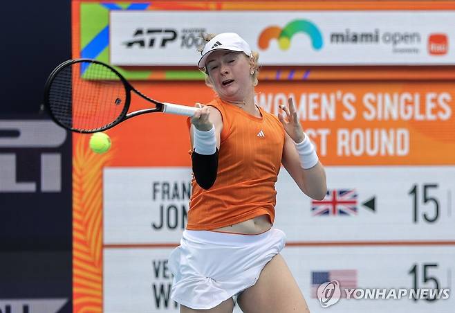 윌리엄스를 상대하는 존스 [EPA=연합뉴스]