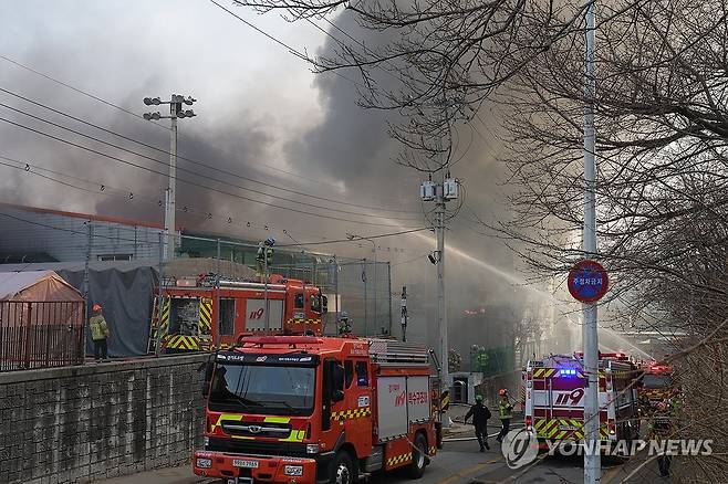 피어오르는 연기 (의정부=연합뉴스) 임병식 기자 = 20일 오전 경기도 의정부시 용현동의 한 공장에서 불이 나 소방 당국이 진화 작업을 벌이고 있다. 2026.3.20 andphotodo@yna.co.kr