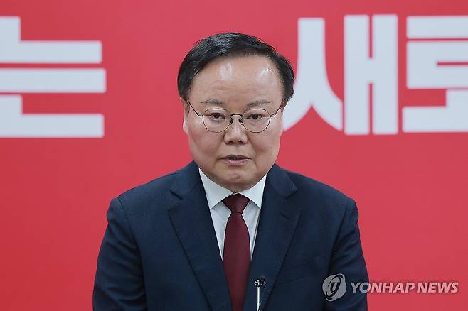 6·3 지방선거 경북지사 도전하는 김재원 최고위원 (서울=연합뉴스) 신현우 기자 = 6·3 지방선거 경북도지사에 도전하는 국민의힘 김재원 최고위원이 11일 서울 영등포구 여의도 국민의힘 중앙당사에서 열린 광역단체장 후보 면접을 마치고 취재진 질문에 답하고 있다. 2026.3.11 nowwego@yna.co.kr