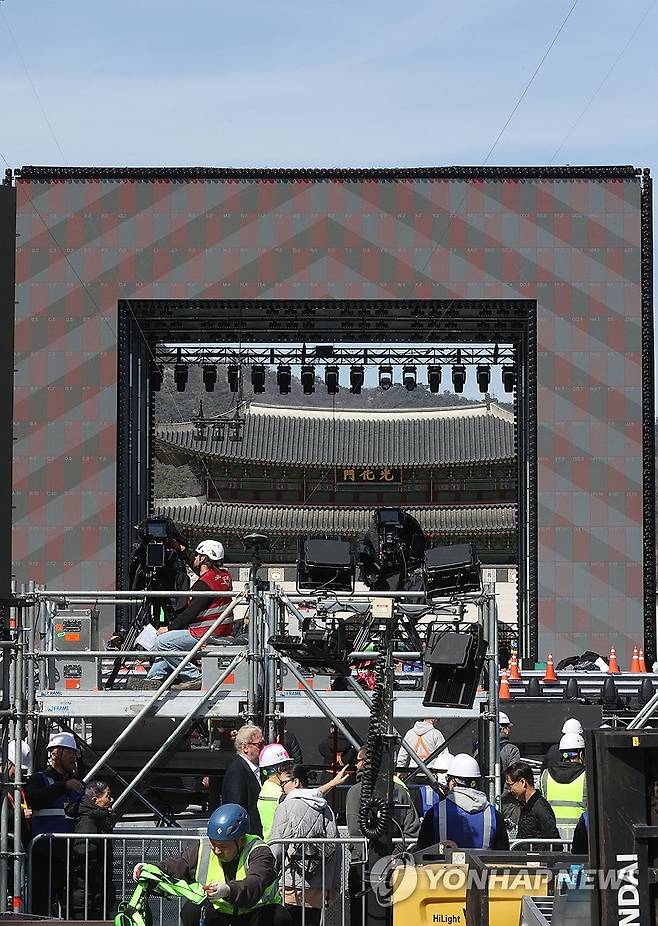 BTS 공연 준비로 분주한 광화문광장 (서울=연합뉴스) 이진욱 기자 = 방탄소년단(BTS) 공연을 이틀 앞둔 19일 서울 종로구 광화문 광장에서 관계자들이 무대 설치를 하고 있다. 2026.3.19 [공동취재] cityboy@yna.co.kr