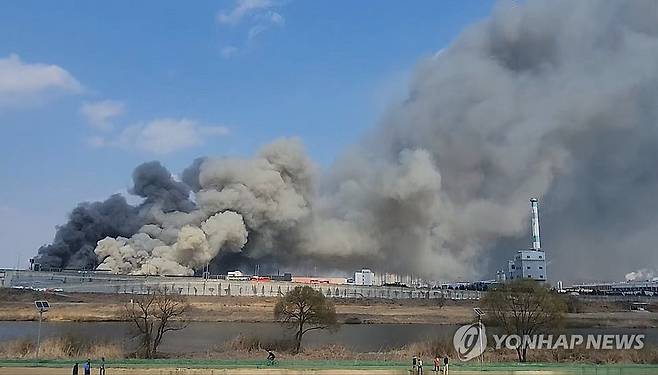 대전 문평동 자동차부품 제조공장서 불…대응 2단계 발령 (대전=연합뉴스) 20일 오후 1시 17분께 대전 대덕구 문평동 한 자동차부품 제조 공장에서 불이 났다. 소방 당국은 신고 14분 만에 대응 2단계를 발령해 진화 작업을 벌이고 있다. 인명피해는 확인되지 않았다. 2026.3.20 [독자 제공. 재판매 및 DB 금지] swan@yna.co.kr