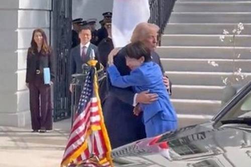 포옹하는 미일 정상 [마고 마틴 백악관 언론보좌관 엑스 영상 캡처. 재판매 및 DB 금지]