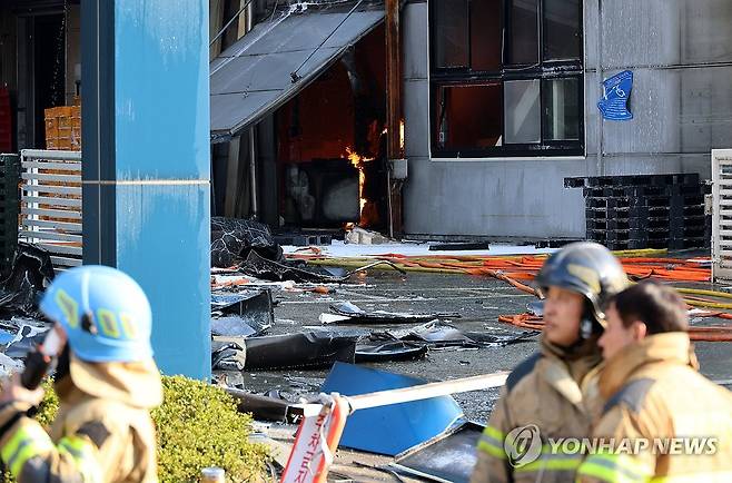 화재 발생한 자동차부품 공장 (대전=연합뉴스) 김준범 기자 = 20일 오후 대전 대덕구 문평동 한 자동차부품 제조 공장에서 불이나 소방 당국이 진화에 나서고 있다. 2026.3.20 psykims@yna.co.kr