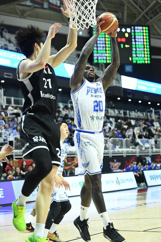 가스공사 라건아(20번)의 슛 [KBL 제공. 재판매 및 DB 금지]