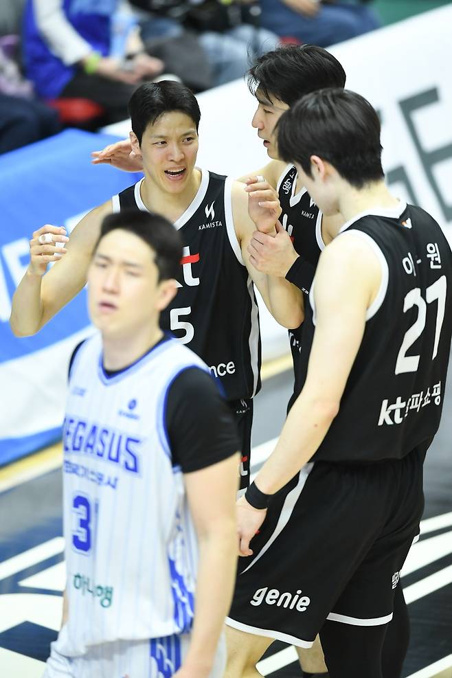 kt의 김선형과 문정현, 이두원 [KBL 제공. 재판매 및 DB 금지]