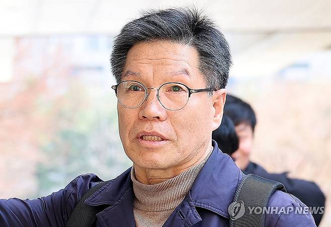 영장심사 출석하는 '위안부 모욕 시위' 단체 대표 (서울=연합뉴스) 서대연 기자 = 일본군 위안부 피해자를 모욕하는 시위를 벌여온 극우 성향 시민단체 위안부법폐지국민행동 김병헌 대표가 20일 서울 서초구 서울중앙지방법원에서 열린 구속 전 피의자 심문(영장실질심사)에 출석하고 있다. 2026.3.20 [공동취재] dwise@yna.co.kr