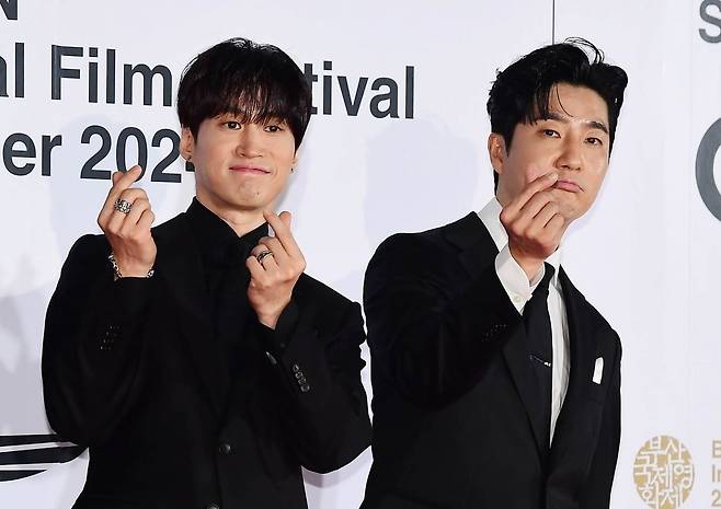 손하트 포즈를 취하고 있는 에픽하이 타블로, 투컷./사진=텐아시아DB