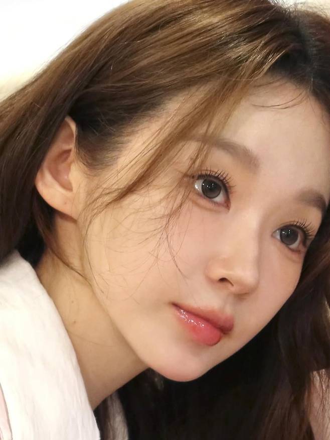 그룹 다비치의 멤버 강민경이 최근 자신의 인스타그램에 '핑크공주' 비주얼이 돋보이는 사진 4컷을 공개해 팬들의 뜨거운 반응을 얻고 있다. 사진 = 강민경 인스타그램