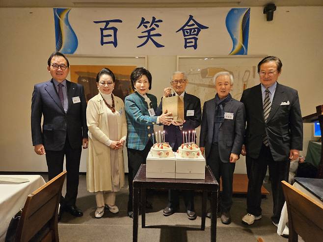 강화자 회원이 조완규 명예회장의 백수연 축하 선물을 전하고 있다.                                       사진 =이근설 백소회 회원 제공