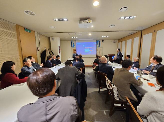 이창섭 2027 충청 유니버시아드대회 조직위원회 부위원장이 대회를 소개하고 있다.                 사진 =이근설 백소회 회원 제공