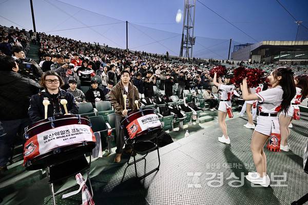 울산 연고 프로야구팀인 울산웨일즈가 20일 롯데자이언츠와 역사적 첫 개막전을 가졌다. 문수야구장에서 열린 2026 메디힐 KBO 퓨처스리그 울산웨일즈와 롯데 자이언츠의 공식 개막전에서 시민들이 열띤 응원전을 펼치고 있다. 김경우기자 woo@ksilbo.co.kr
