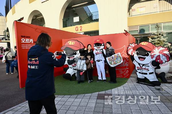 울산 연고 프로야구팀인 울산웨일즈의 개막경기가 열린 20일 문수야구장에서 찾은 시민들이 포토존에서 마스코트 '오르카'와 기념촬영을 하고 있다. 김경우기자 woo@ksilbo.co.kr