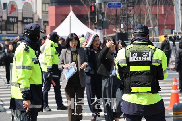 경찰 통제 중인 광화문 네거리[사진=유나현 촬영기자]