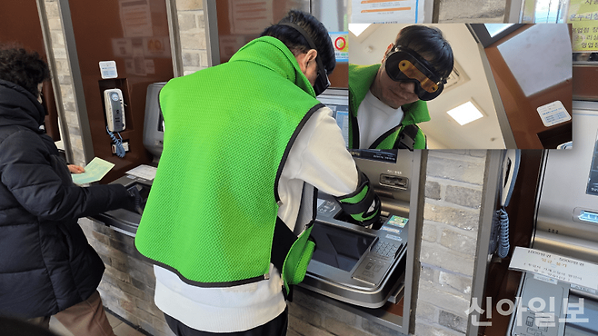 지난 4일 서울 은평구 우리은행 응암로지점에서 ATM을 조작해 현금을 인출하고 있다. [사진=문룡식 기자]