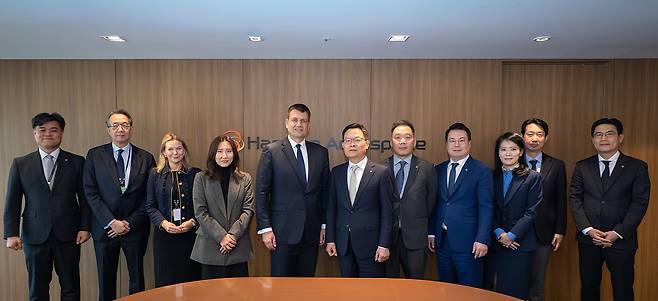 지난 20일 서울 장교동 한화 본사에서 기거리히 IISS 바스티안 소장(왼쪽 다섯 번째), 손재일 한화에어로스페이스 대표(여섯 번째) 등 주요 참석자들이 기념 촬영을 하고 있다./사진=한화에어로스페이스