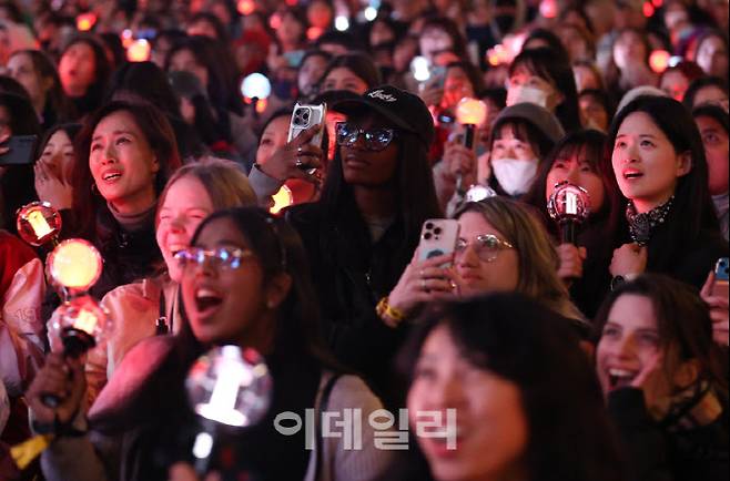 BTS(방탄소년단)의 컴백 공연이 시작된 21일 서울 종로구 광화문 광장에서 팬들이 공연을 보며 환호하고 있다. [이데일리 노진환 기자]