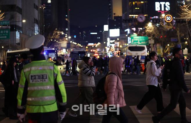 BTS(방탄소년단)의 컴백 공연이 마무리된 21일 서울 종로구 광화문 광장 인근에서 시민들과 팬들이 경찰과 안내 요원의 지시에 따라 이동하고 있다. (사진= 노진환 기자)